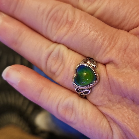 Mood Ring Heart Shaped Temperature. Sensing Color Changing. New In the package. - Picture 4 of 11